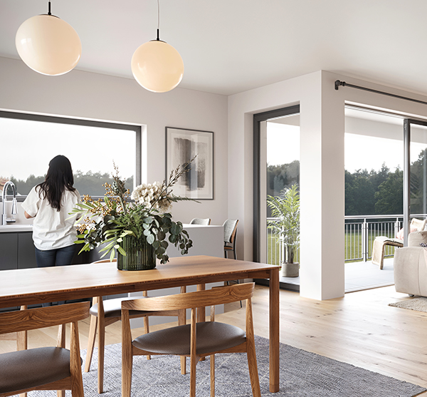 Helles Ess- und Wohnzimmer mit Zugang zur Terrasse in einer AVENIA Wohnung